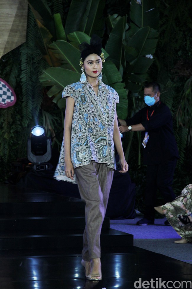 Inilah koleksi baju batik karya enam desianer Indonesia di Gelar Batik Nusantara 2023, di antaranya Didi Budiardjo, Chossy Latu, Wilson Willim, Hutama Adi, Priyo Oktaviano dan Ghea Panggabean. Foto: Mohammad Abduh/detikcom.