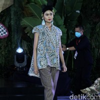 Inilah koleksi baju batik karya enam desianer Indonesia di Gelar Batik Nusantara 2023, di antaranya Didi Budiardjo, Chossy Latu, Wilson Willim, Hutama Adi, Priyo Oktaviano dan Ghea Panggabean. Foto: Mohammad Abduh/detikcom.