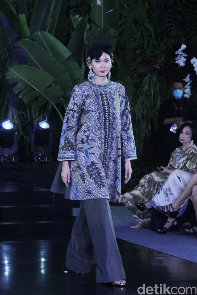 Inilah koleksi baju batik karya enam desianer Indonesia di Gelar Batik Nusantara 2023, di antaranya Didi Budiardjo, Chossy Latu, Wilson Willim, Hutama Adi, Priyo Oktaviano dan Ghea Panggabean.  Foto: Mohammad Abduh/detikcom.