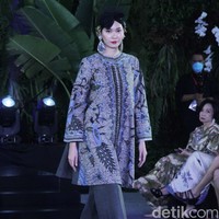 Inilah koleksi baju batik karya enam desianer Indonesia di Gelar Batik Nusantara 2023, di antaranya Didi Budiardjo, Chossy Latu, Wilson Willim, Hutama Adi, Priyo Oktaviano dan Ghea Panggabean.  Foto: Mohammad Abduh/detikcom.