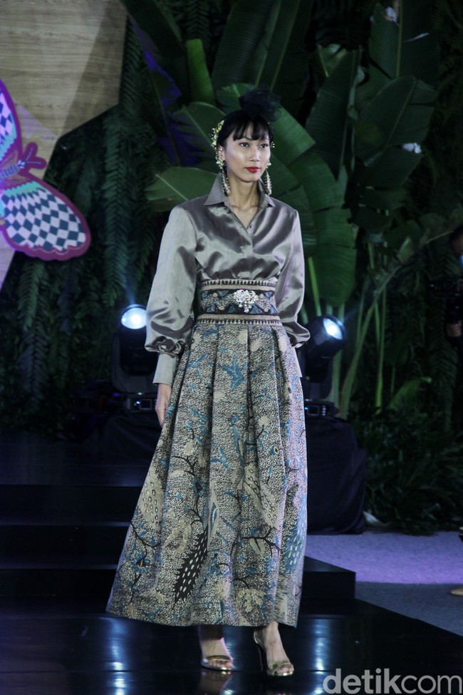 Inilah koleksi baju batik karya enam desianer Indonesia di Gelar Batik Nusantara 2023, di antaranya Didi Budiardjo, Chossy Latu, Wilson Willim, Hutama Adi, Priyo Oktaviano dan Ghea Panggabean.  Foto: Mohammad Abduh/detikcom.