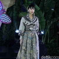 Inilah koleksi baju batik karya enam desianer Indonesia di Gelar Batik Nusantara 2023, di antaranya Didi Budiardjo, Chossy Latu, Wilson Willim, Hutama Adi, Priyo Oktaviano dan Ghea Panggabean.  Foto: Mohammad Abduh/detikcom.