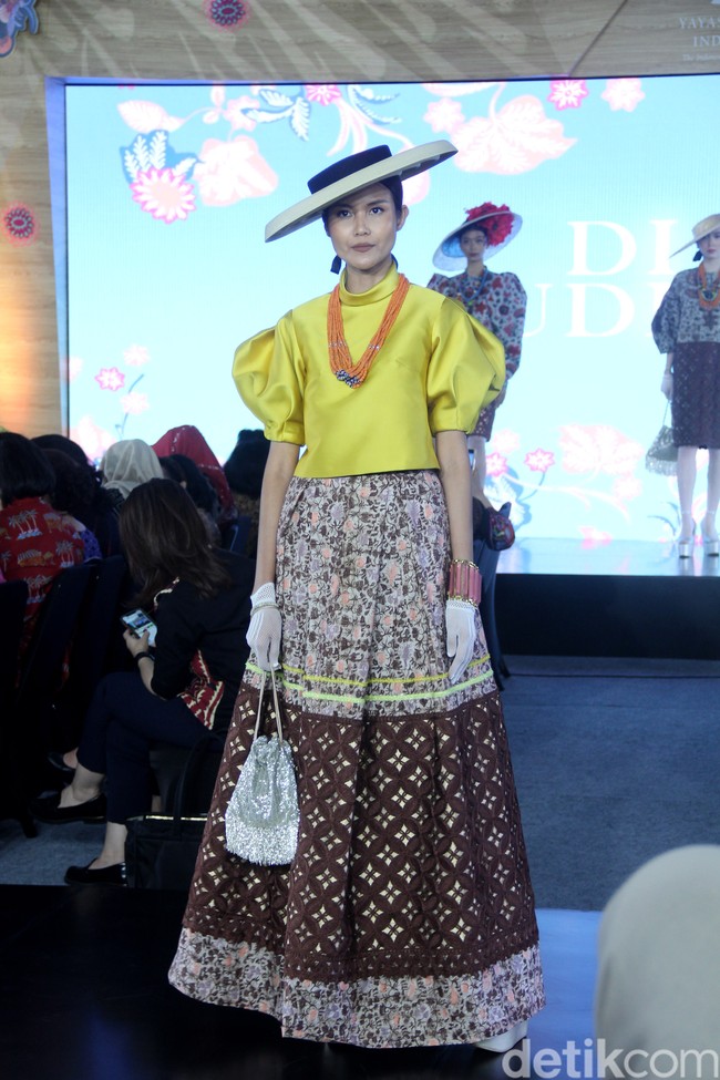 Inilah koleksi baju batik karya enam desianer Indonesia di Gelar Batik Nusantara 2023, di antaranya Didi Budiardjo, Chossy Latu, Wilson Willim, Hutama Adi, Priyo Oktaviano dan Ghea Panggabean. Foto: Mohammad Abduh/detikcom.