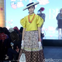 Inilah koleksi baju batik karya enam desianer Indonesia di Gelar Batik Nusantara 2023, di antaranya Didi Budiardjo, Chossy Latu, Wilson Willim, Hutama Adi, Priyo Oktaviano dan Ghea Panggabean. Foto: Mohammad Abduh/detikcom.
