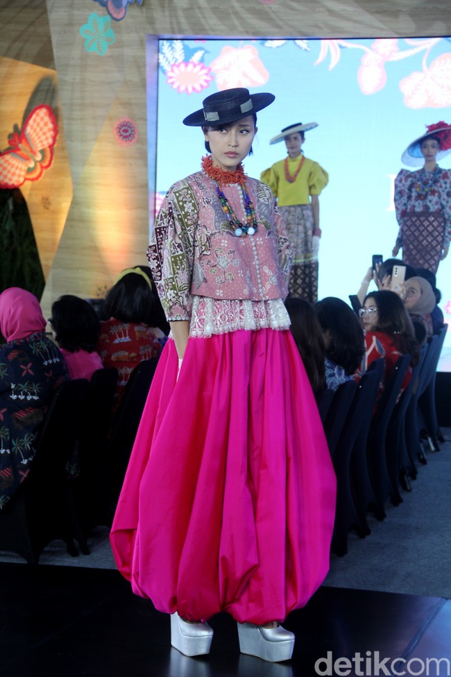Inilah koleksi baju batik karya enam desianer Indonesia di Gelar Batik Nusantara 2023, di antaranya Didi Budiardjo, Chossy Latu, Wilson Willim, Hutama Adi, Priyo Oktaviano dan Ghea Panggabean. Foto: Mohammad Abduh/detikcom.
