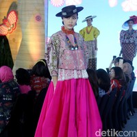 Inilah koleksi baju batik karya enam desianer Indonesia di Gelar Batik Nusantara 2023, di antaranya Didi Budiardjo, Chossy Latu, Wilson Willim, Hutama Adi, Priyo Oktaviano dan Ghea Panggabean. Foto: Mohammad Abduh/detikcom.