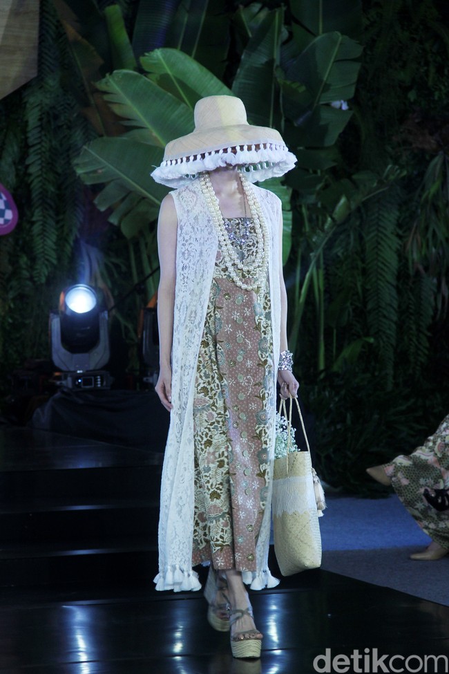 Inilah koleksi baju batik karya enam desianer Indonesia di Gelar Batik Nusantara 2023, di antaranya Didi Budiardjo, Chossy Latu, Wilson Willim, Hutama Adi, Priyo Oktaviano dan Ghea Panggabean. Foto: Mohammad Abduh/detikcom.