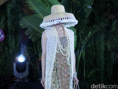 Potret Baju Batik Karya Desainer RI, Chossy Latu Hingga Ghea Panggabean
