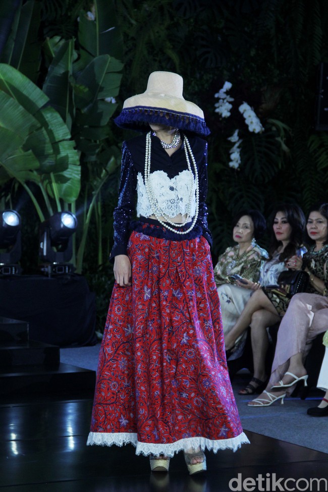 Inilah koleksi baju batik karya enam desianer Indonesia di Gelar Batik Nusantara 2023, di antaranya Didi Budiardjo, Chossy Latu, Wilson Willim, Hutama Adi, Priyo Oktaviano dan Ghea Panggabean. Foto: Mohammad Abduh/detikcom.