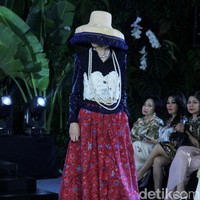 Inilah koleksi baju batik karya enam desianer Indonesia di Gelar Batik Nusantara 2023, di antaranya Didi Budiardjo, Chossy Latu, Wilson Willim, Hutama Adi, Priyo Oktaviano dan Ghea Panggabean. Foto: Mohammad Abduh/detikcom.