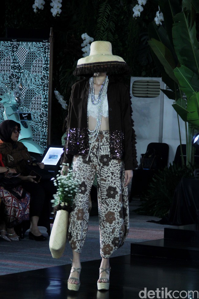 Inilah koleksi baju batik karya enam desianer Indonesia di Gelar Batik Nusantara 2023, di antaranya Didi Budiardjo, Chossy Latu, Wilson Willim, Hutama Adi, Priyo Oktaviano dan Ghea Panggabean. Foto: Mohammad Abduh/detikcom