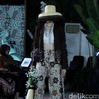 Inilah koleksi baju batik karya enam desianer Indonesia di Gelar Batik Nusantara 2023, di antaranya Didi Budiardjo, Chossy Latu, Wilson Willim, Hutama Adi, Priyo Oktaviano dan Ghea Panggabean. Foto: Mohammad Abduh/detikcom