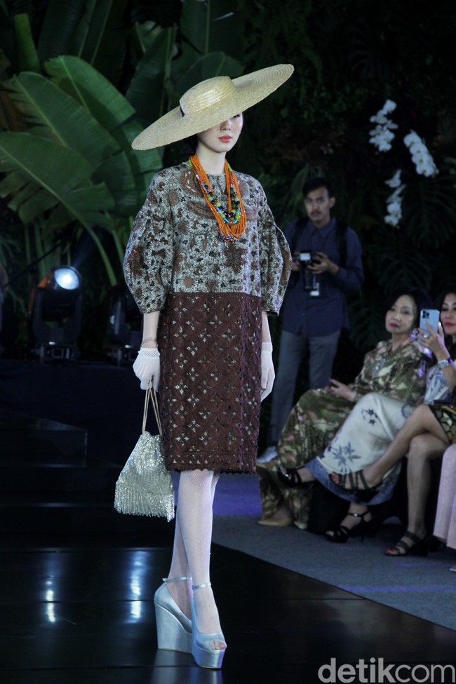 Inilah koleksi baju batik karya enam desianer Indonesia di Gelar Batik Nusantara 2023, di antaranya Didi Budiardjo, Chossy Latu, Wilson Willim, Hutama Adi, Priyo Oktaviano dan Ghea Panggabean. Foto: Mohammad Abduh/detikcom.