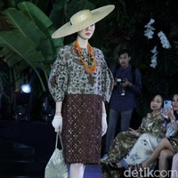Inilah koleksi baju batik karya enam desianer Indonesia di Gelar Batik Nusantara 2023, di antaranya Didi Budiardjo, Chossy Latu, Wilson Willim, Hutama Adi, Priyo Oktaviano dan Ghea Panggabean. Foto: Mohammad Abduh/detikcom.