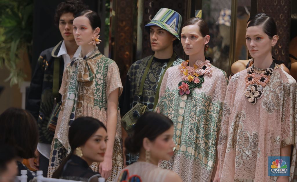 Koleksi Spring/Summer 2023 Nostalgic Retrogade dari lini mode siap pakai Studio 133 Biyan untuk wanita dan pria, Metro Plaza Senayan, Jakarta,Kamis, (3/8/2023). (CNBC Indonesia/Muhammad Sabki)