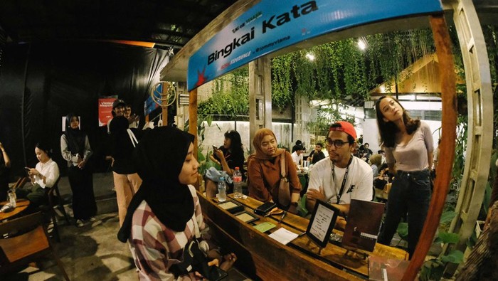 Komika di Pontianak, Tommy membuka jasa mendengarkan curhat. Dokumen Istimewa