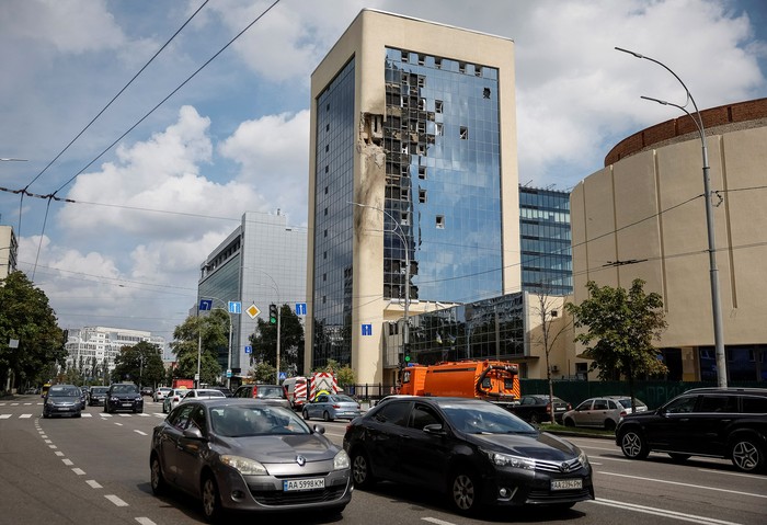 Serangan pesawat tak berawak atau drone Rusia mengakibatkan kerusakan sebuah gedung di Kyiv, Ukraina, Rabu (2/8/2023). Ini penampakannya.