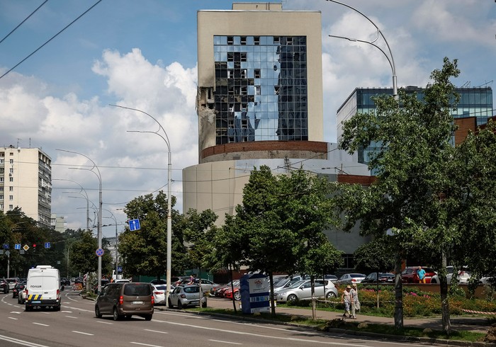 Kondisi Gedung di Kyiv Usai Diserang Drone Rusia Serangan pesawat tak berawak atau drone Rusia mengakibatkan kerusakan sebuah gedung di Kyiv, Ukraina, Rabu (2/8/2023). Ini penampakannya.