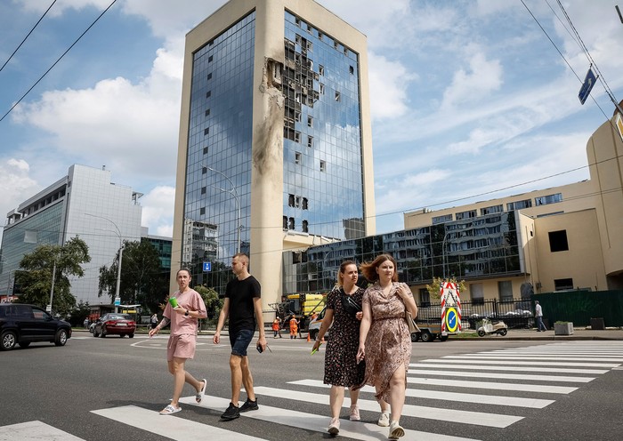 Kondisi Gedung di Kyiv Usai Diserang Drone Rusia Serangan pesawat tak berawak atau drone Rusia mengakibatkan kerusakan sebuah gedung di Kyiv, Ukraina, Rabu (2/8/2023). Ini penampakannya.