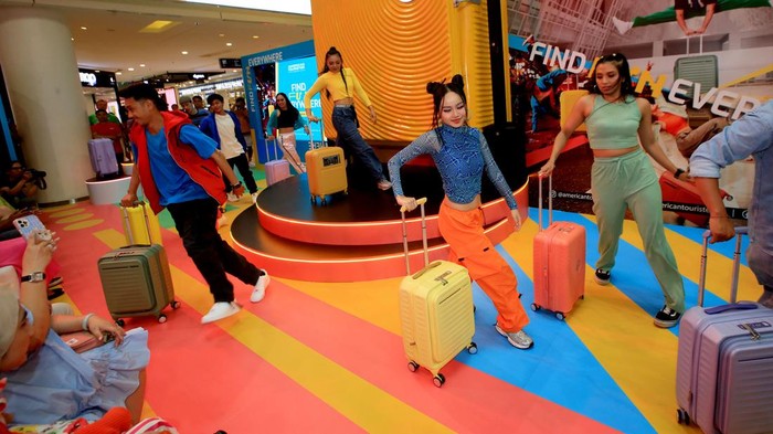 Vice President, Samsonite Southeast Asia Satish Peerubandi (kiri) bersama Country Head, PT Samsonite Indonesia Nadya Pertiwi (tengah) dan Head of Marketing & Brand Strategy, Samsonite SEA Hazlina Dayangku (kanan) saat peluncuran empat koper American Tourister, Jakarta, Rabu (2/8/2023).