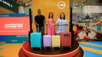 Vice President, Samsonite Southeast Asia Satish Peerubandi (kiri) bersama Country Head, PT Samsonite Indonesia Nadya Pertiwi (tengah) dan Head of Marketing & Brand Strategy, Samsonite SEA Hazlina Dayangku (kanan) saat peluncuran empat koper American Tourister, Jakarta, Rabu (2/8/2023).  