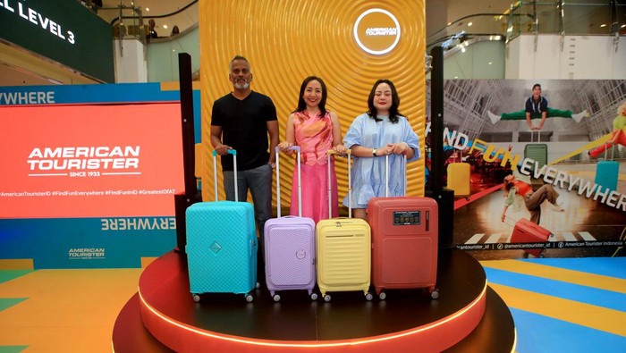 Vice President, Samsonite Southeast Asia Satish Peerubandi (kiri) bersama Country Head, PT Samsonite Indonesia Nadya Pertiwi (tengah) dan Head of Marketing & Brand Strategy, Samsonite SEA Hazlina Dayangku (kanan) saat peluncuran empat koper American Tourister, Jakarta, Rabu (2/8/2023).