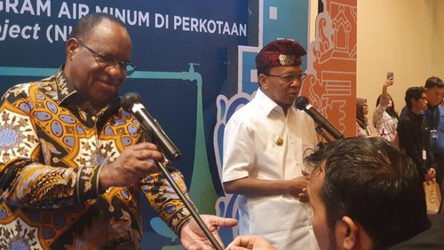 Gubernur Bali Wayan Koster (kanan) di The Trans Resort Bali, Kuta, Badung, Kamis (3/8/2023).