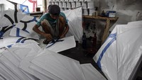 Musim kemarau membuat perajin layang-layang kebanjiran pesanan. Mereka memproduksi lima kodi layangan per hari yang dijual seharga Rp 2.500 hingga Rp 12.000 per buah.