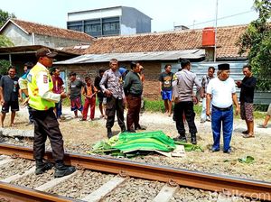 Genggaman Terakhir Ibu Sebelum Anak di Karawang Tersambar Kereta
