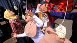 Ekspresi Emak-emak saat Lomba Makan Kerupuk