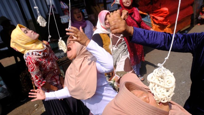 Sejumlah pedagang berlomba adu cepat makan kerupuk di halaman pasar Kliwon Temanggung, Jawa Tengah, Kamis  (3/8/2023). Lomba adu cepat makan kerupuk tersebut untuk menyemarakkan HUT ke-78 Kemerdekaan Republik Indonesia sekaligus untuk menghibur pengunjung pasar . ANTARA FOTO/Anis Efizudin/hp.