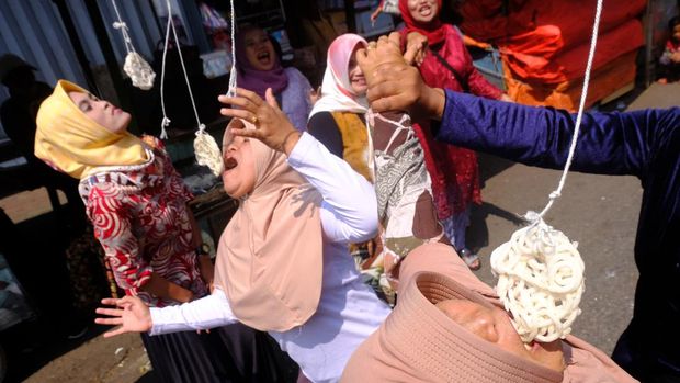 Sejumlah pedagang berlomba adu cepat makan kerupuk di halaman pasar Kliwon Temanggung, Jawa Tengah, Kamis  (3/8/2023). Lomba adu cepat makan kerupuk tersebut untuk menyemarakkan HUT ke-78 Kemerdekaan Republik Indonesia sekaligus untuk menghibur pengunjung pasar . ANTARA FOTO/Anis Efizudin/hp.