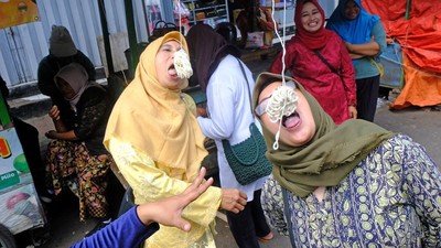 Ekspresi Emak-emak saat Lomba Makan Kerupuk