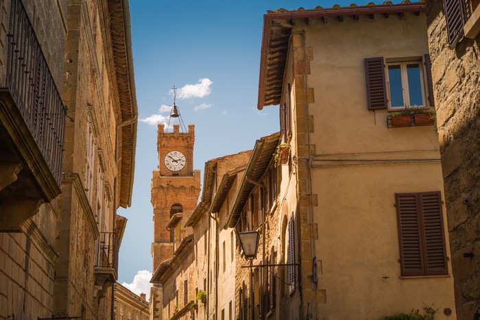 Lonceng menara jam di Kota Lama Pienza, Tuscany, Italia