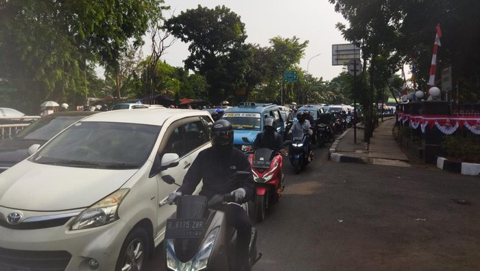 Masih Ada Perbaikan Jalan di Cijantung, Lalu lintas Arah Depok Macet