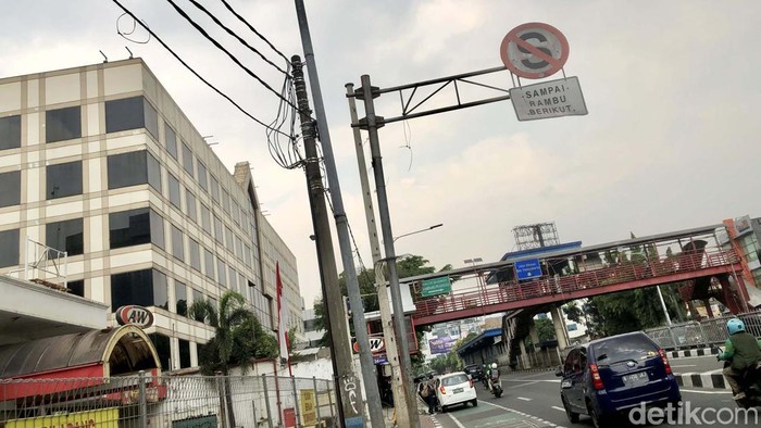 Masih Banyak Kabel Semrawut di Tendean Hingga Mampang Masalah kabel semrawut di Jl Kapten Tendean-Mampang, Jakarta, belum sepenuhnya beres. Masih banyak kabel menggantung dan tidak beraturan.