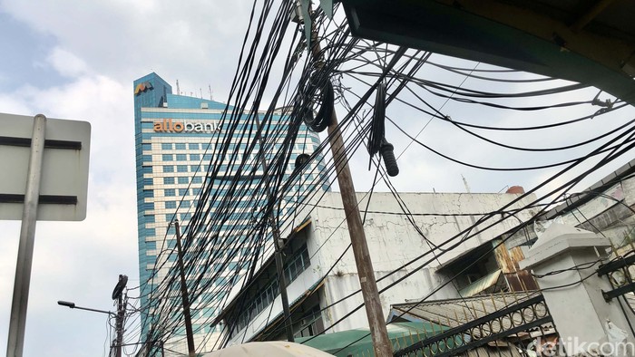 Masalah kabel semrawut di Jl Kapten Tendean-Mampang, Jakarta, belum sepenuhnya beres. Masih banyak kabel menggantung dan tidak beraturan.