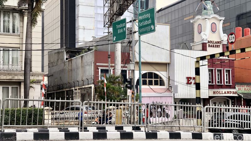Masalah kabel semrawut di Jl Kapten Tendean-Mampang, Jakarta, belum sepenuhnya beres. Masih banyak kabel menggantung dan tidak beraturan.