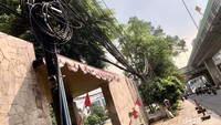 Tampak sebagian kabel ada yang menjuntai ke bawah.  