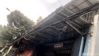 Ada juga kabel yang dililitkan ke pohon, putus dan terbuka ujungnya.  