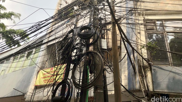 Masalah kabel semrawut di Jl Kapten Tendean-Mampang, Jakarta, belum sepenuhnya beres. Masih banyak kabel menggantung dan tidak beraturan.