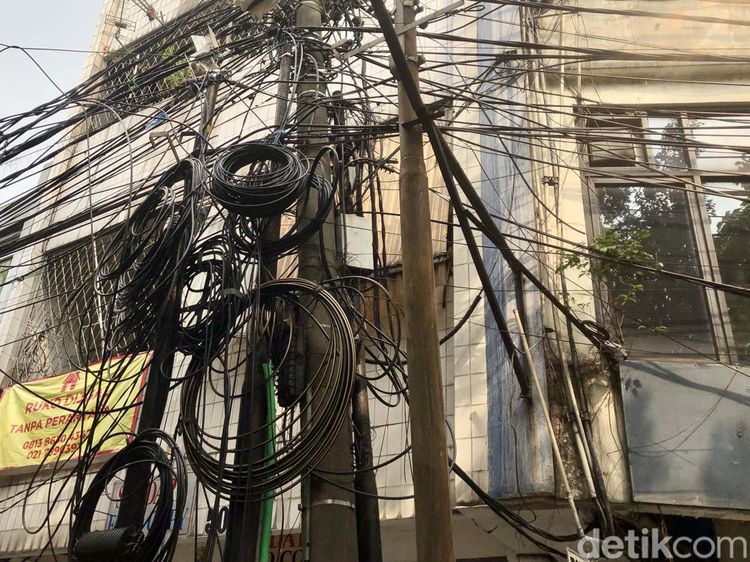 Masih Banyak Kabel Semrawut di Tendean hingga Mampang