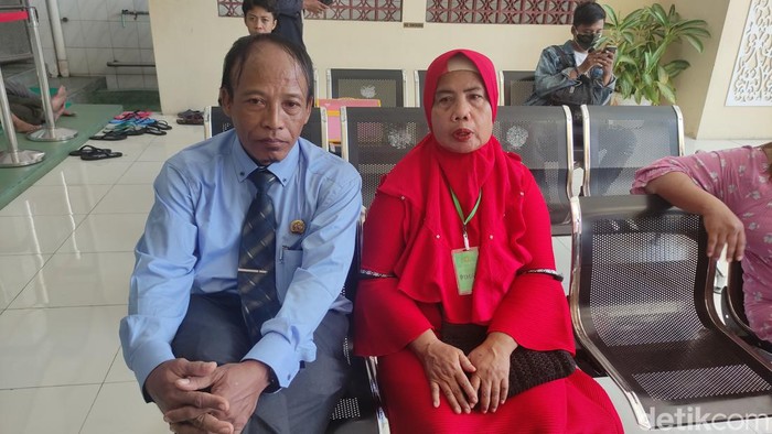 Masriah dan Wiwik saat mengikuti sidang gugatan perdata di PN Sidoarjo