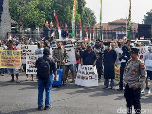 Demo di Kantor Bupati Kudus Tuding Kongkalikong Proyek, Kadinkes: Monggo