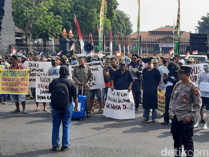 Massa demo di depan kantor Bupati Kudus, Jawa Tengah, Kamis (3/8/2023).