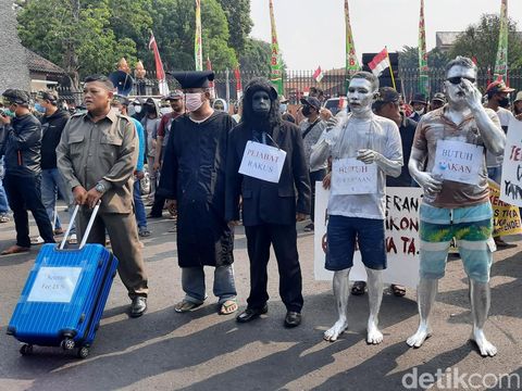 Massa demo di depan kantor Bupati Kudus, Jawa Tengah, Kamis (3/8/2023).