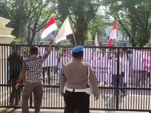 Massa Demo di Bekasi, Desak Polisi Tangkap Rocky Gerung