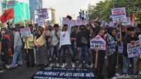 Mereka menuntut revisi Keputusan Menteri Ketengakerjaan (Kepmenaker) No. 260 Tahun 2015.  