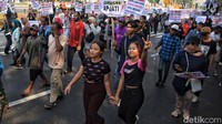 Massa meminta dibuka kembali hak pekerja migran Indonesia (PMI) untuk bekerja di sektor domestik ke negara penempatan Arab Saudi, Uni Emirat Arab, Qatar, Oman, dan Kuwait.  