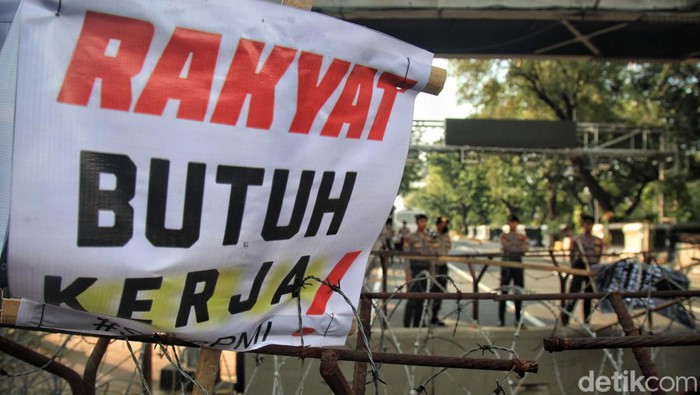 Massa berdemo di kawasan Patung Kuda Jakarta. Mereka meminta revisi Kepmenaker No. 260 Tahun 2015 dan dibukanya kembali pengiriman PMI ke Arab Saudi.